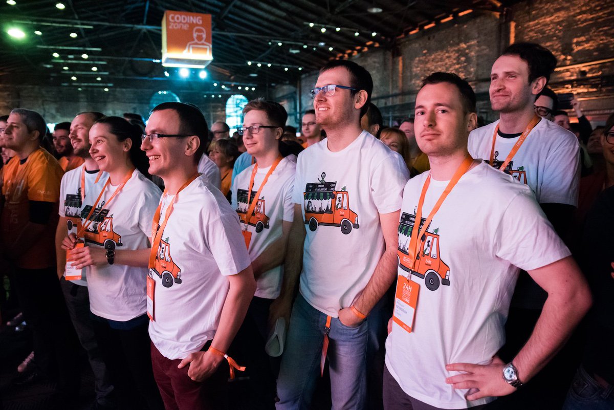 mpolowianiuk's tweet image. Jesteśmy z @przemekspider i @RadzewiczSzymon na Hackatonie ING w Katowicach, gdzie rozpoczął się 24-godzinny maraton kodowania! #24hCodING