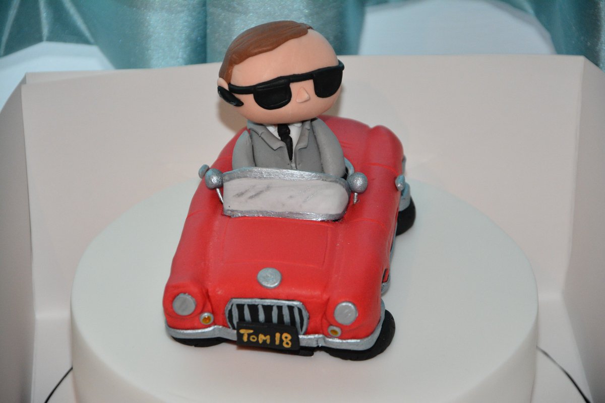 Tom_Jurassic's tweet photo. Season 5 announced, and this cake! What a great way to celebrate my 18th Birthday!!! @AgentsofSHIELD #AgentsofSHIELD https://t.co/T2vYWSsUAN