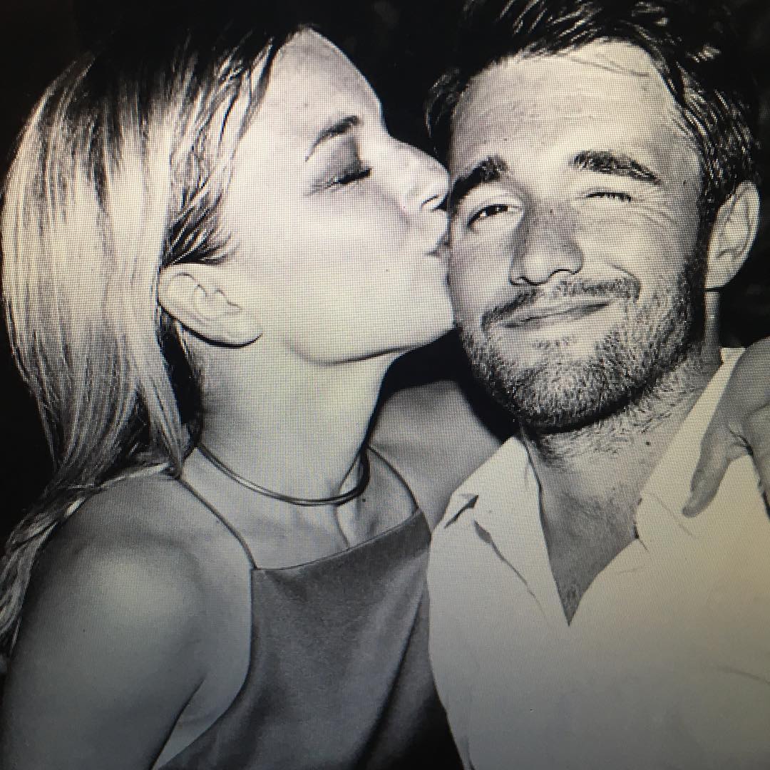 pridensmith2's tweet photo. "Eles estão noivos! 💙❤️ Nós estamos na lua 🌙💫 #TemposFelizes" - Carole, mãe do Josh, sobre o noivado do filho com Emily VanCamp https://t.co/8U6PJUBe55