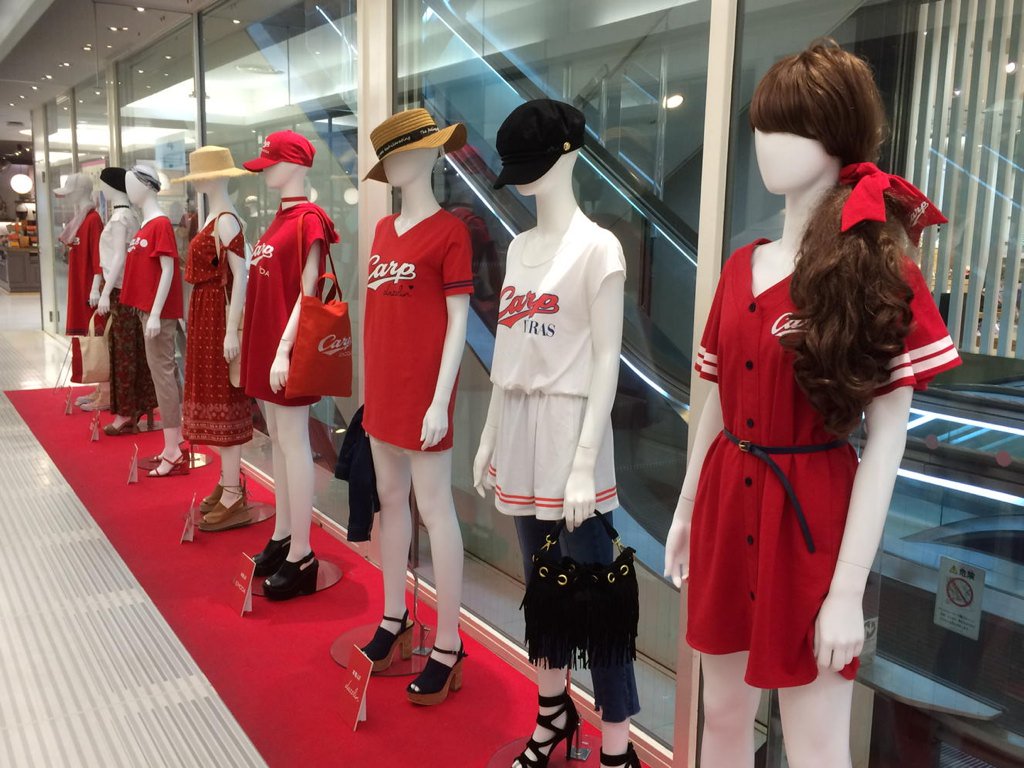 志摩 パルコのブランド毎によるカープ女子コーデ提案 カープとのコラボアイテムもかわいい ロゴのバレッタ購入 Carp
