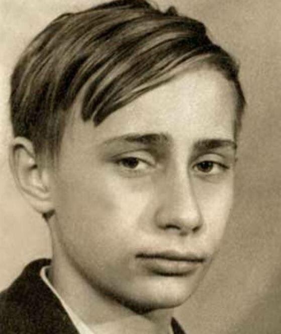 rdvjuillet's tweet photo. Poutine à travers les yeux de P. de Saint-Exupéry. La photobiographie inédite d'un gamin des rues qui se hissera jusqu'au poste suprême. https://t.co/ZlUTGLZvfD