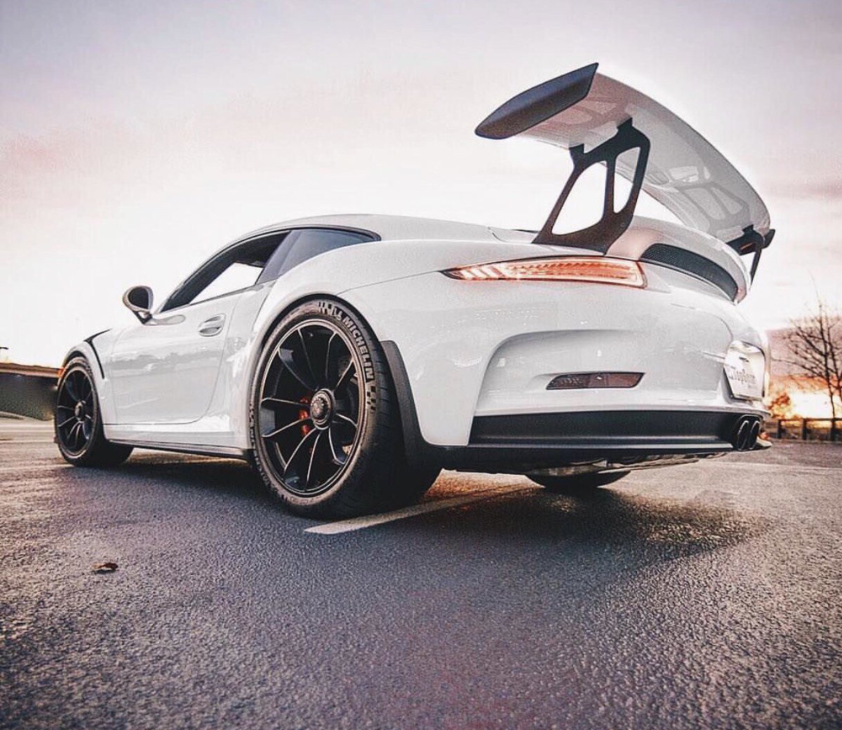 CrazyCars_Depot's tweet photo. #Porsche #911 #nasty #bigwing #turbo https://t.co/VL77WjuWx1