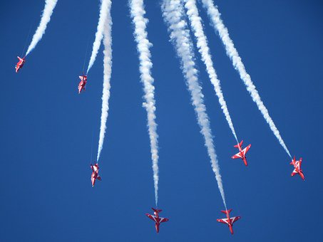 Пилотажная группа красные крылья. Кобра фигура высшего пилотажа. Высший пилотаж картинки. Воздушный пилотаж. Воздушный пилотаж.