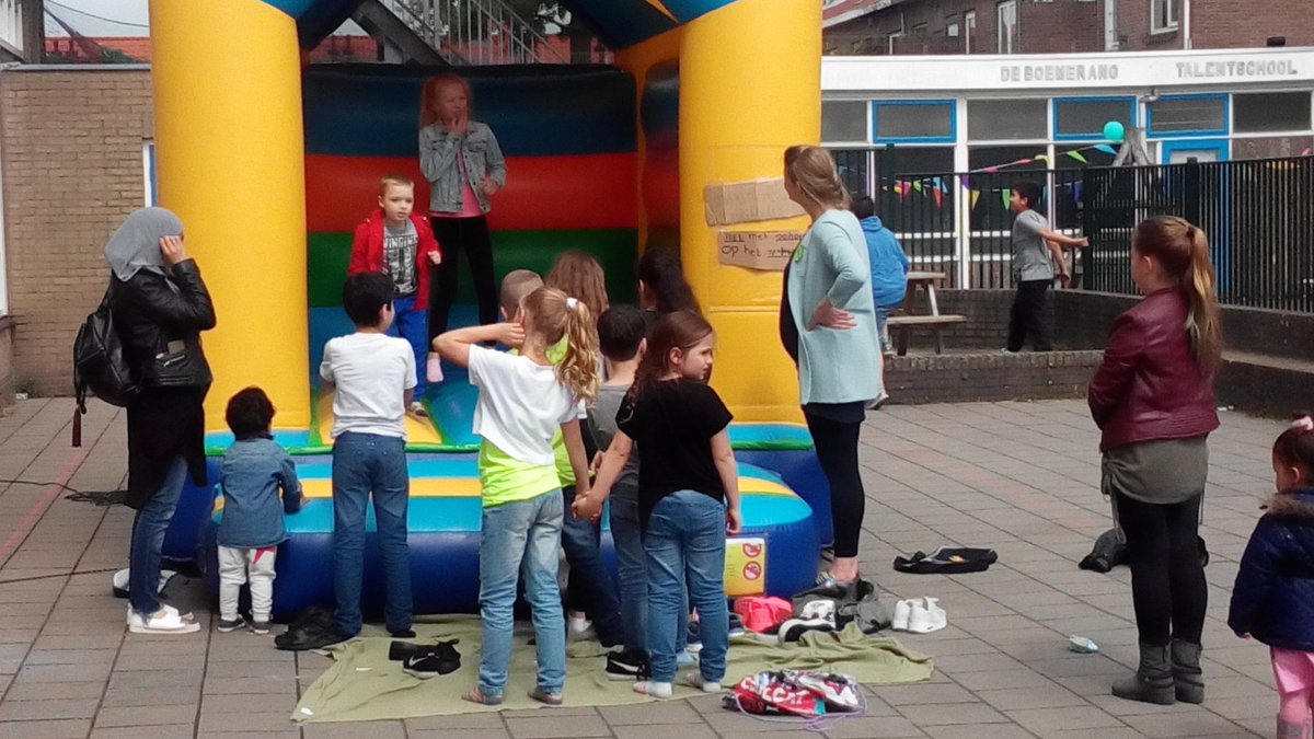 Carla_vd_Rijt's tweet photo. Gezelligheid en veel activiteiten voor de buurt georganiseerd door kinderen van de Boemerang #vreedzaam #boemerang #stichtingmove https://t.co/sTP73fSjLP