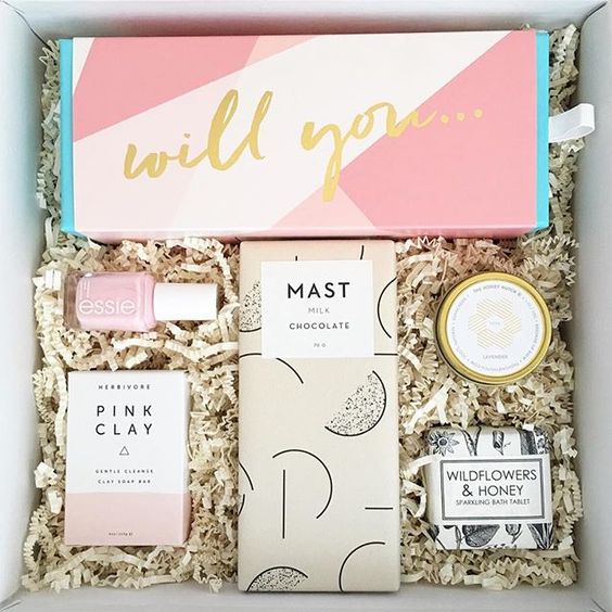 GuidesForBrides's tweet image. This would be so cute for your bridesmaids! 👸👸👸 #Weddings #Inspiration #MaidOfHonour #BrideToBe #Weekends #GOALS