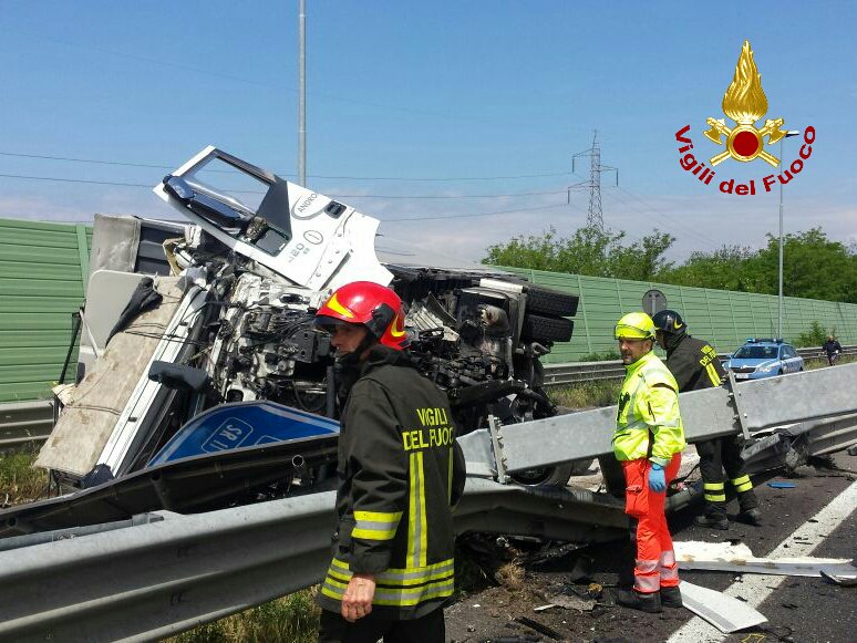 vvfveneto's tweet photo. 12mag13:00#CastelnuovodelGarda(VR) perde il controllo del camion e si rovescia lungo  #SR450: morto l’autista. #vigilidelfuoco @suem_veneto https://t.co/awisPwjxgh