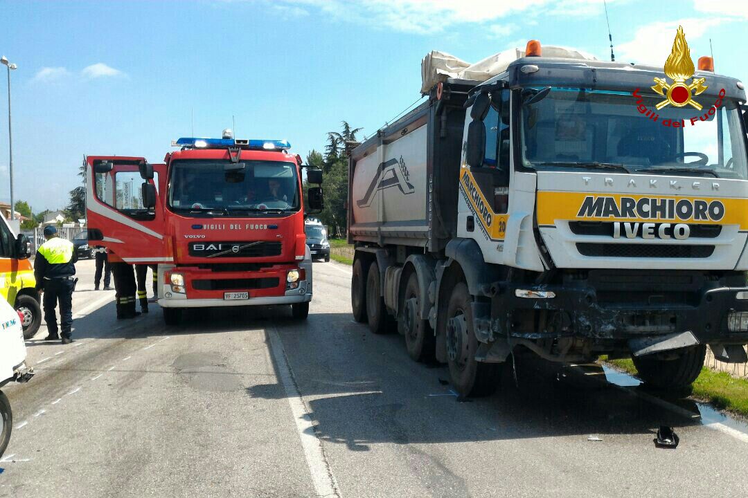 vvfveneto's tweet photo. 12mag13:00#CastelnuovodelGarda(VR) perde il controllo del camion e si rovescia lungo  #SR450: morto l’autista. #vigilidelfuoco @suem_veneto https://t.co/awisPwjxgh