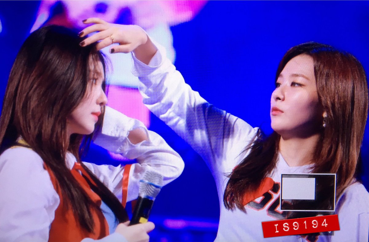 IS9194's tweet photo. (Preview) 170512 마산대 축제 #아이린 #IRENE #슬기 #SEULGI #SeulRene https://t.co/gFt7Eivc9V