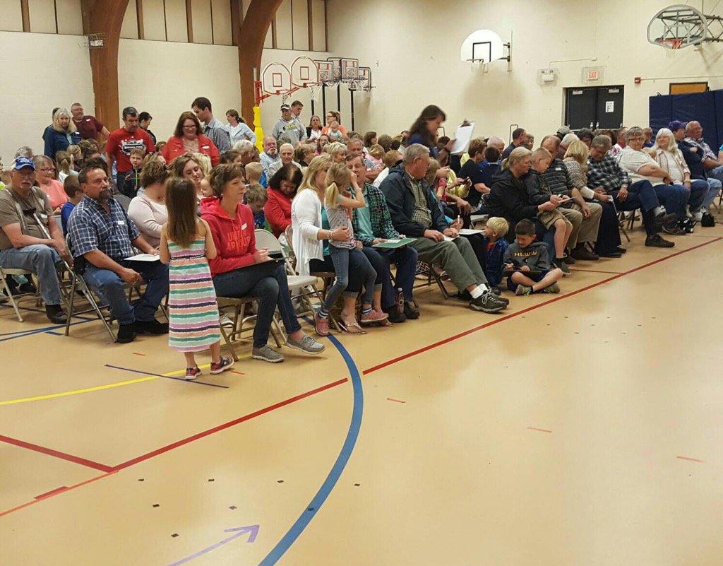 HumphreyElem's tweet image. Working on numbers with our #grandparents and playing #Bingo! #UnderTheB