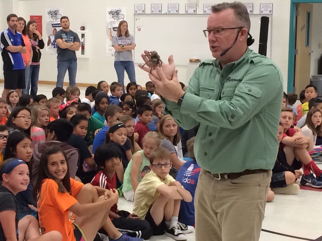 StroudElizabeth's tweet photo. Nothing like a little tarantula 2 wake us up! @CastleHillsES #chedragonpride #critterman #arachnid๐ค@LewisvilleISD https://t.co/RyFsNtL7UT