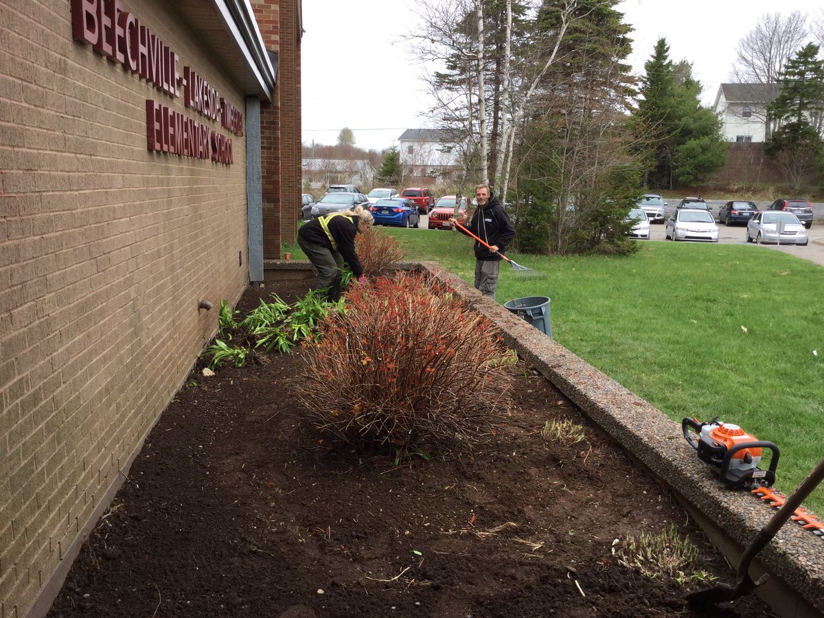 neatt_hp's tweet photo. Thanks to Rhynos Landscaping for helping us get our community school garden started! #BLTElementary#HRSB_official https://t.co/HtZ8pxb0k6