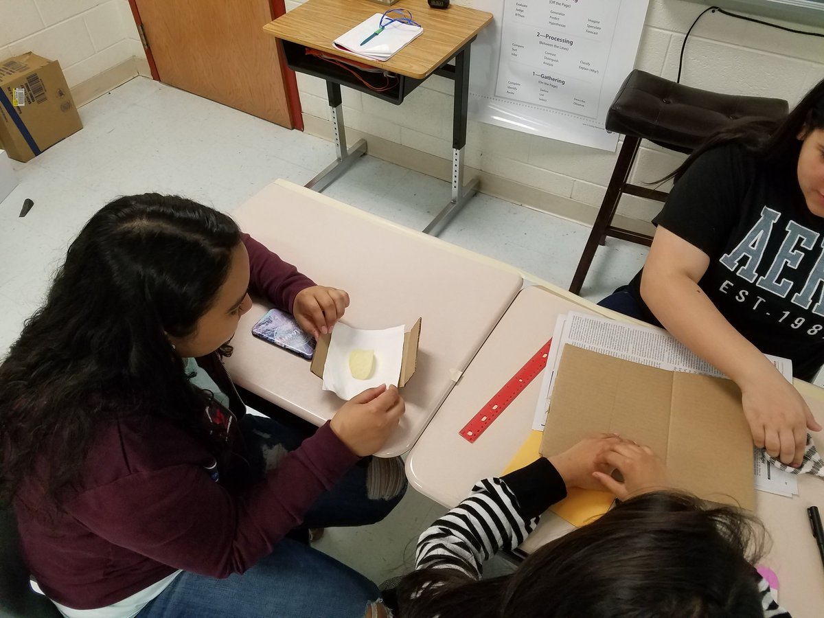 STM_AVID's tweet image. AVID Ss take on the #pringleschallenge  @nancylatour @ScienceAtSTM @SterlingMiddle1 #thinkoutsidethebox😊