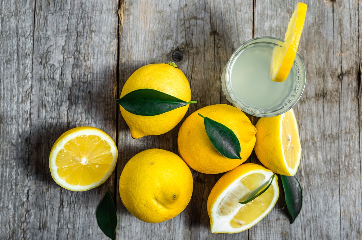 LACUREOFFICINE's tweet photo. [DETOX TIP] : Having lemon juice in the morning cleanses your system, clears your skin and balances the PH levels. 🍋🍋🍋 https://t.co/fsmAW8COJP