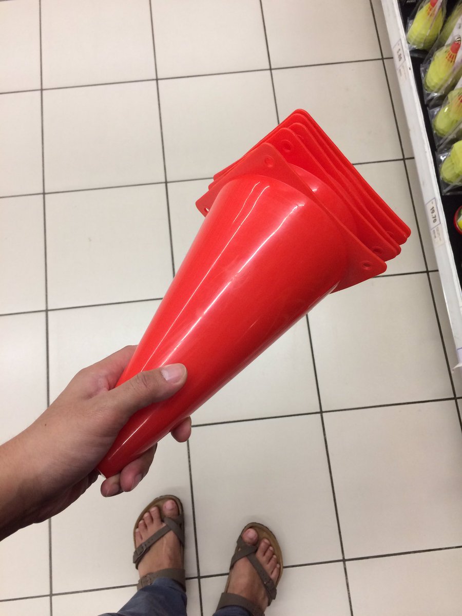 ilvzvhg's tweet photo. Geram lak bila pegang traffic cone ni. Kete Camry ada x? Nak pecah tingkap belakang. #mountaustin https://t.co/WvG8u7i1zP