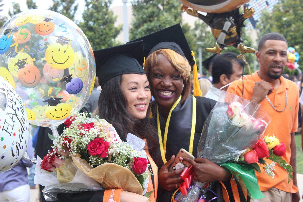 jindal_utdallas's tweet photo. Sending off our #JSOMgrad 🎓 🎉 Stay tuned for more photos! #utdgrad https://t.co/LWB8LWHEsK