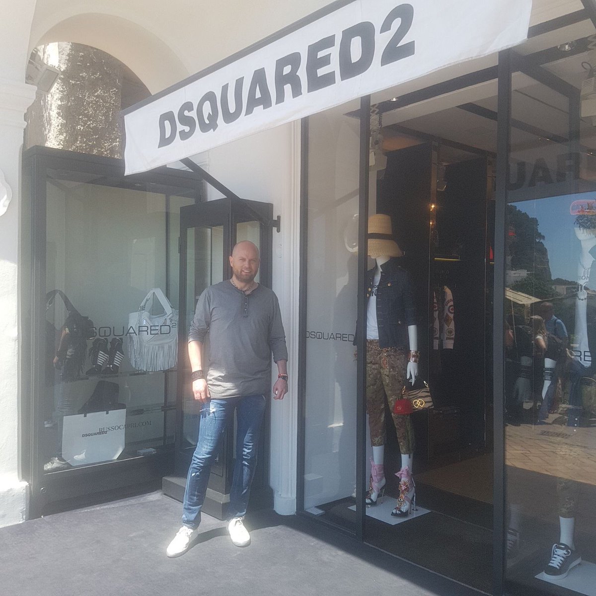 formatoJPGcom's tweet photo. De ruta por #Italia con los compis de @4Gproducciones &amp; @eltragaLEON, surgió un 'encuentro' muy especial con la moda...❤️❤️❤️
@Dsquared2 https://t.co/LkKJqi8frs
