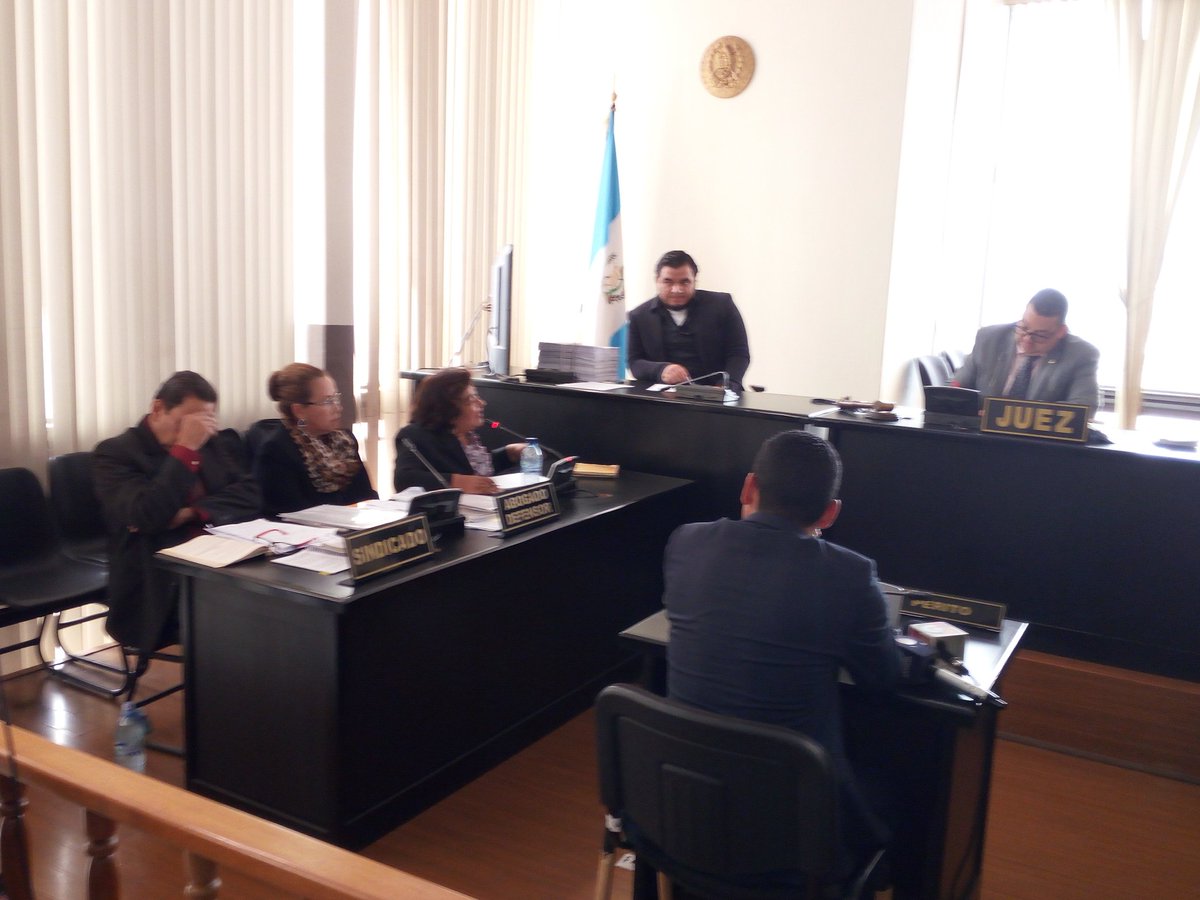 jsantos_elP's tweet photo. Abogada de Blanca Stalling, Delmy Castañeda, le insiste al juez octavo Carlos Toledo que suspenda la audiencia https://t.co/hx9eztff6u