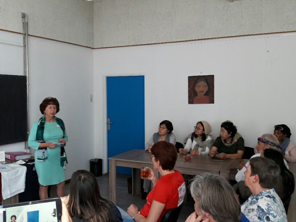 Carla Holland <a href="/BiebOostland/">de Bibliotheek Oostland</a> explains the multi activity community center Buurt&amp;Zo Pijnacker <a href="/speelharlekino/">speelotheekHarlekino</a> #itla2017nl