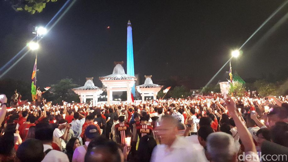 detikcom's tweet photo. Aksi Lilin untuk Ahok, Massa Tutup Jalan Pahlawan Surabaya https://t.co/KzphIYQGIn https://t.co/gu4zRrBnzR
