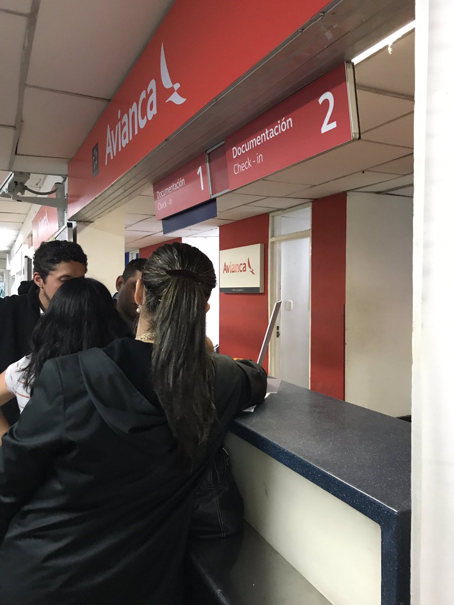ms_zoldyck's tweet photo. @lfredobocanegra @Avianca @WRadioColombia esta es la lista de pasajeros que nos cancelaron el vuelo y no nos quieren responder! https://t.co/76RxmGBamt