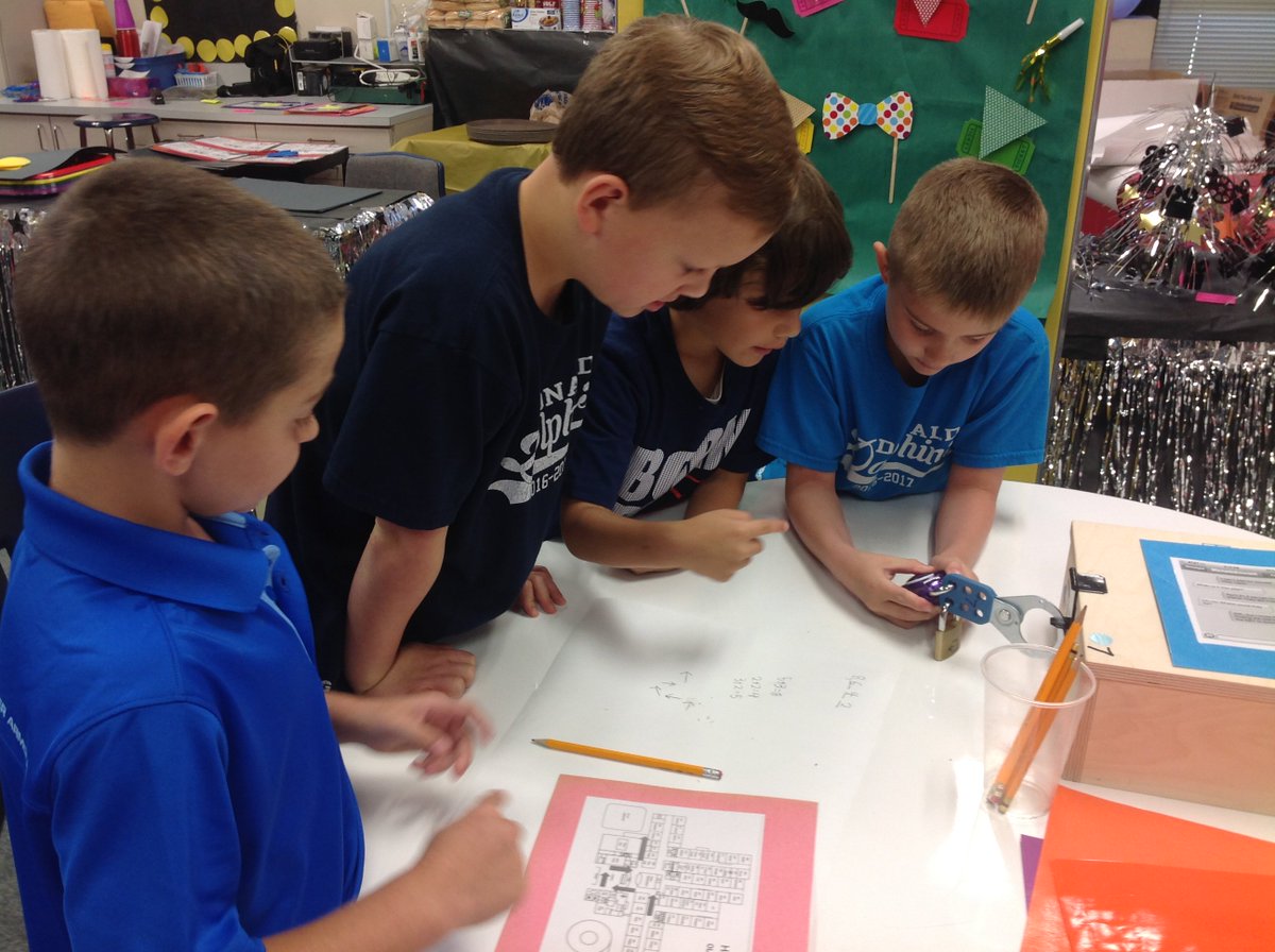 thompsonfrogs's tweet photo. Solving a Breakout in Designing Dolphins#DonaldES#findthe clues https://t.co/h8dzJgijg7
