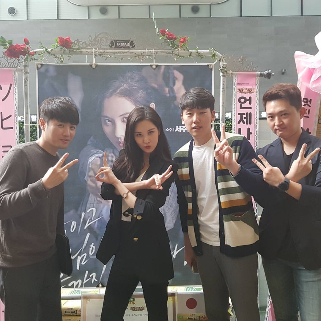 [PIC][12-05-2017]SeoHyun tham dự buổi họp báo ra mắt Dram cuối tuần của kênh MBC - "Bad Thief, Good Thief" vào trưa nay C_od1bbUwAAAewo