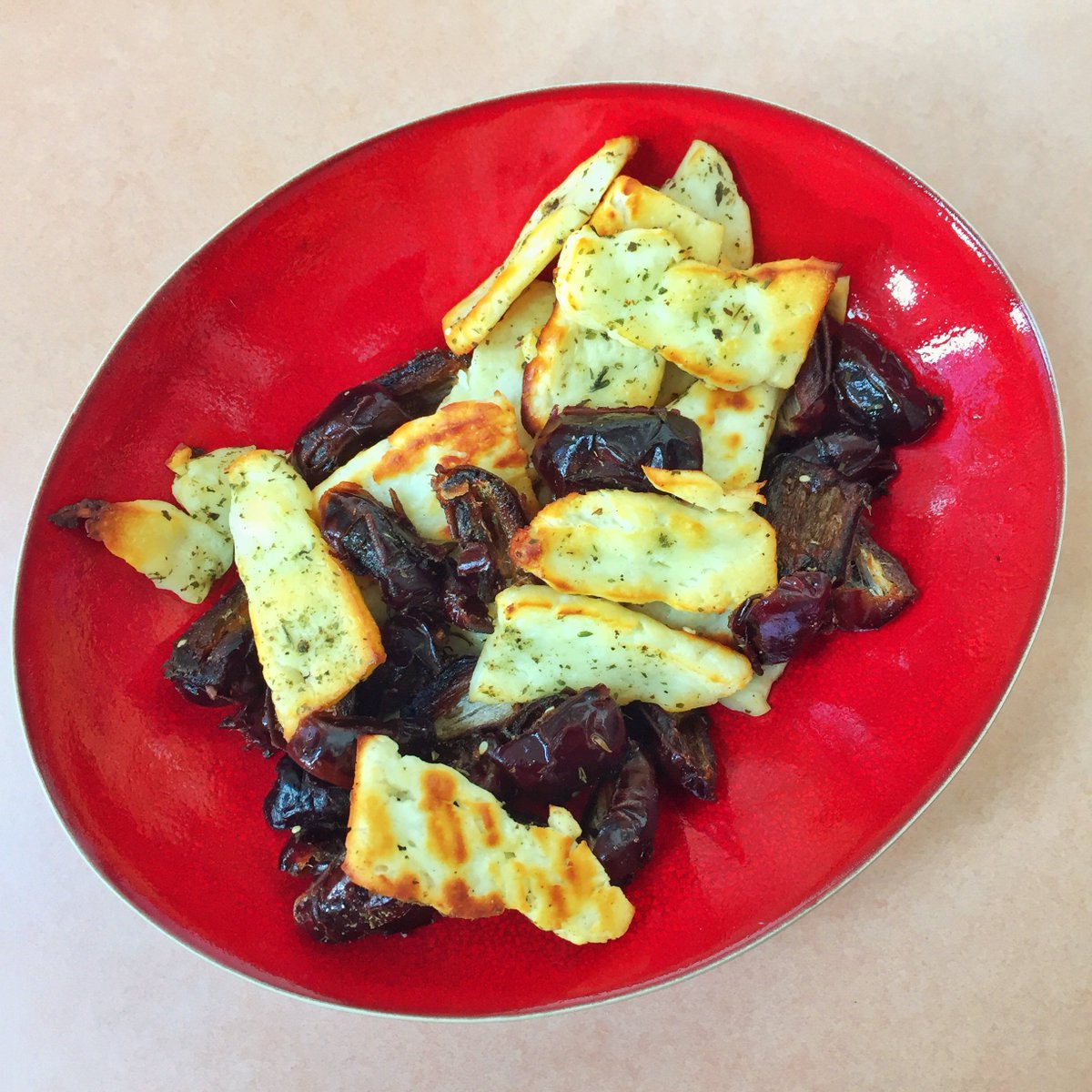 Keukenzusters's tweet photo. Feestje, borrel, of gewoon daarom? Dit is het!!! Uit #Souq: #halloumi met #dadels en #za'atar, uit de oven. https://t.co/cbm0nOcUq8 https://t.co/adalEO8wv6