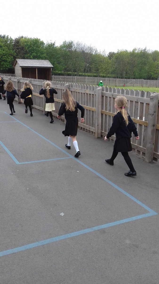 OustonPrimary's tweet photo. Mrs Dadswell's class have been enjoying their daily run. #dailymile https://t.co/OQPNfsK0oN