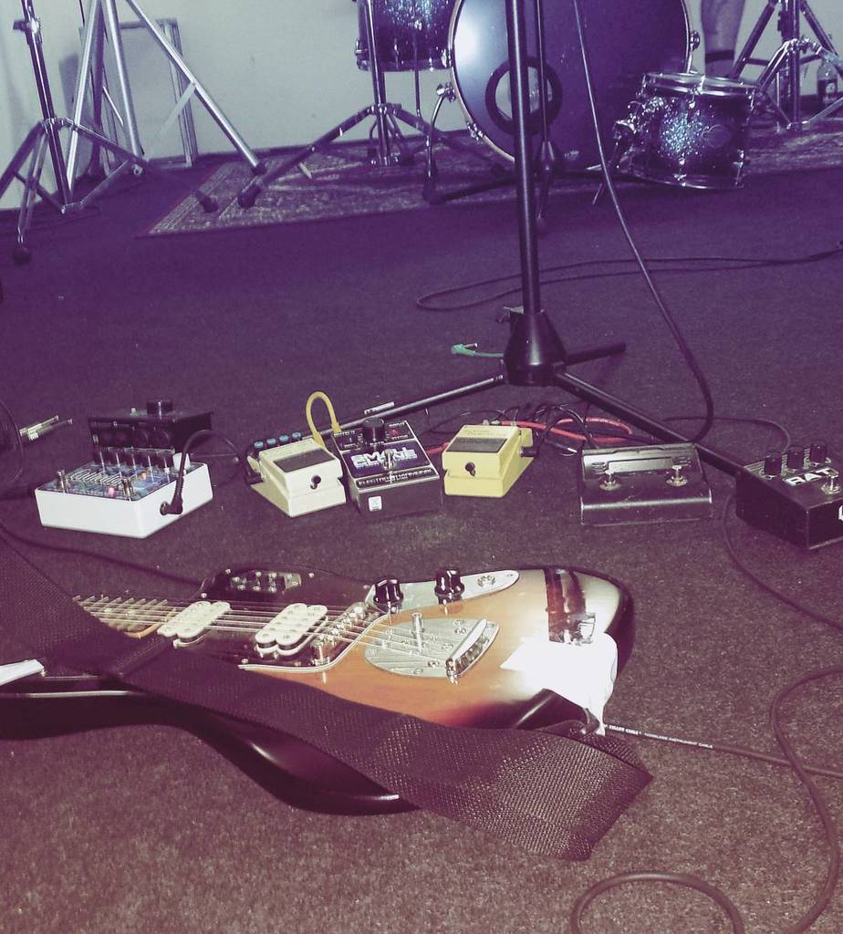 yeahrsmusic's tweet photo. Getting ready for the gigs
#yeahrs #rehearsal #tour #alwaysalmost #guitar #fender #jaguar #ehx #boss #procorat #be… https://t.co/3vM06kK564 https://t.co/xo3vpCXeZM