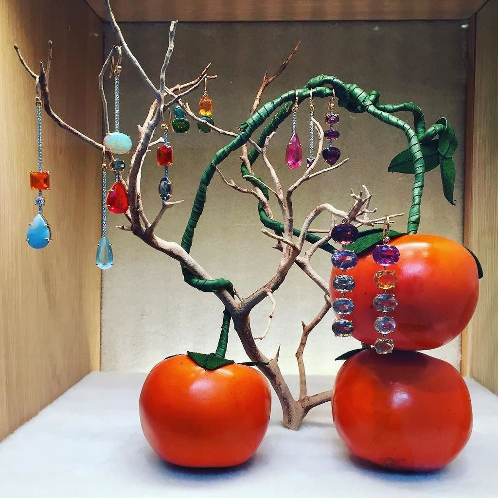 carolwoolton's tweet photo. Hanging around @ireneneuwirth #fruitofthevine #jewels @britishvogue https://t.co/u9xe1NIQWV https://t.co/Ms0661RNSh