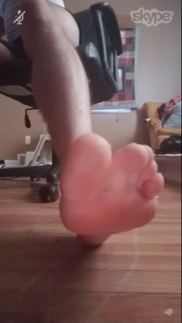 SuperMuscleGod's tweet photo. Come worship my perfect feet, bitch! #footmaster #footmaster #musclegod #footworship #findom https://t.co/gMK2ExU0F9