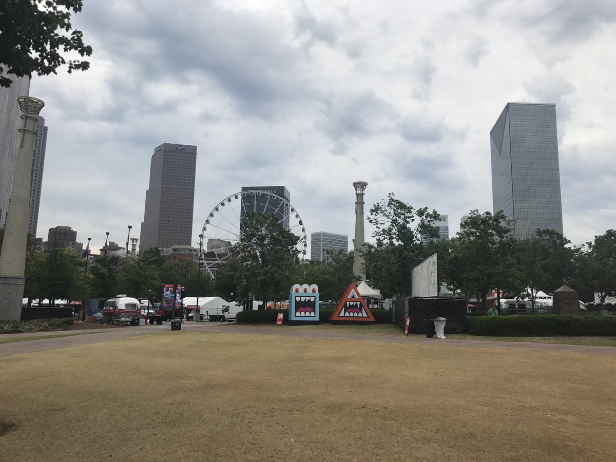 SamSichel's tweet image. #shakyknees calm before the storm