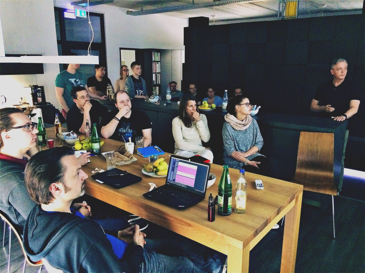takevalue's tweet photo. Gestern hieß es: Erst die Arbeit, dann das Vergnügen! Nach dem erfolgreichen #Team Afternoon folgten bei #takevalue BBQ, FIFA Battle &amp; GNTM https://t.co/CRckgySKa5