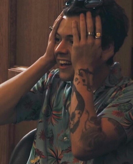rogerlateshow's tweet photo. RT si estás así porque @rogergzz estará regalando en su programa de radio accesos al Show Secreto con @Harry_Styles #HarryStylesConExa 😱 https://t.co/4IdxhD5K9s