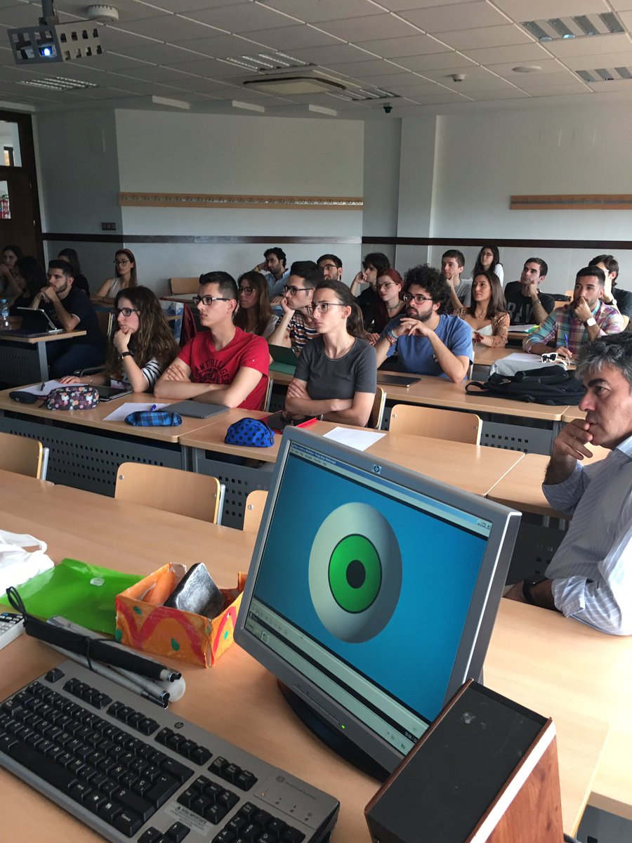 RetinaMurcia's tweet photo. Los estudiantes de medicina de la ucam asisten interesados a la charla sobre #BajaVision y #DistrofiasRetinianas https://t.co/OX9IbMxcii