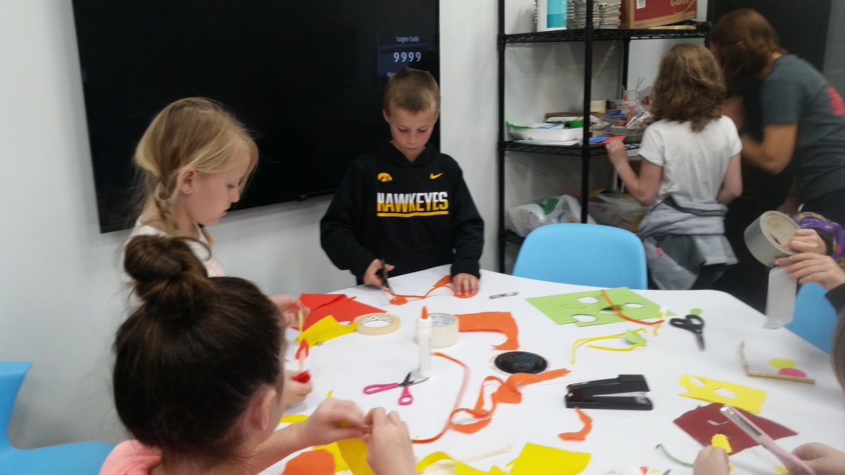 LisaJacobs21c's tweet photo. Making props in the MakerSpace #room21c #EisenhowerOt https://t.co/3v0iMENn0d
