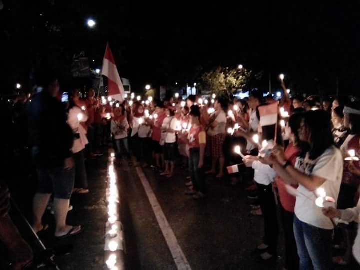 stevykalalo22's tweet photo. Malam ini aksi damai 1000 lilin di kendari -sultra 😍😇 #NKRIbersatu #damaiindonesiaku @addiems @basuki_btp https://t.co/t4S1GlLrT6