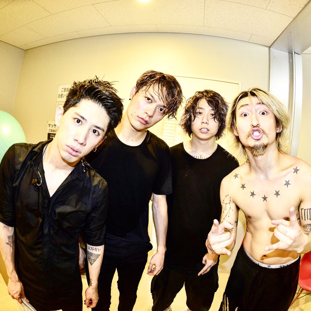 橋本塁 サウシュー Stingray Kasve One Ok Rock Ambitions Japan Tour 熊本ライブ撮影終了 昨日より更に輪をかけて熱かった ライブハウスは最高ですね そしてこのツアーで熊本に来れて良かったです 写真はライブ直後のワンオク サウシュー 熊本