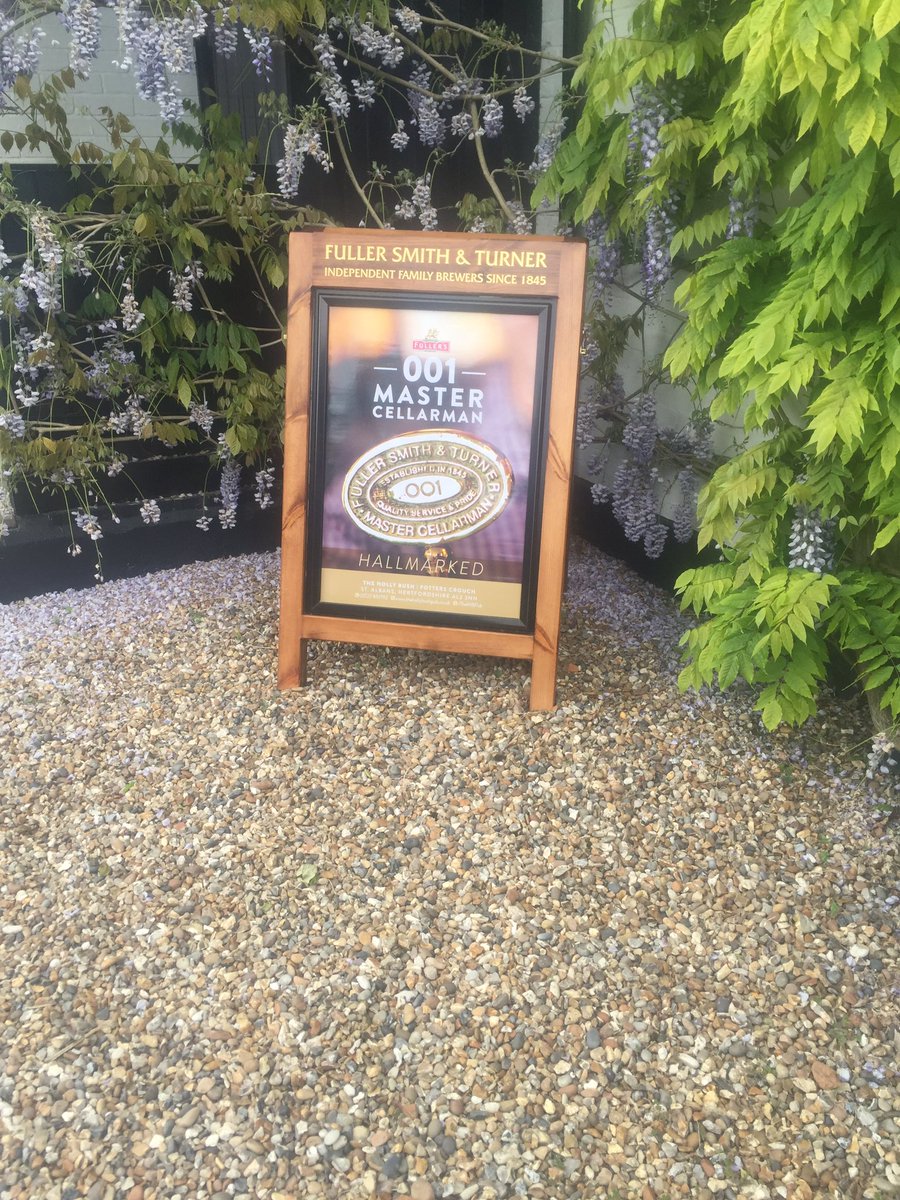 On our MC judging today @Fullers <a href="/jdswaine/">Jonathon Swaine</a> <a href="/kewdad/">Simon Emeny</a> number 1 MC on display <a href="/RedLionBarnes/">The Red Lion, Barnes</a> #most upset 😂😂