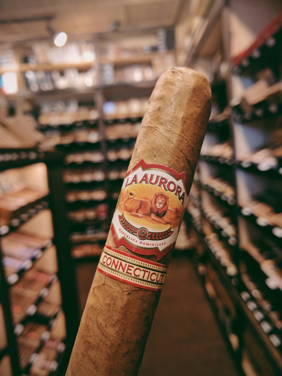 SmokeSignal's tweet photo. The @LaAuroraCigars #1987 just might be the best $6 connie out there. @GuillermoLeon_ @CigarNate @5pointscigar @MiamiCigar @mcc_wood #cigar https://t.co/Rk27YQAfKC