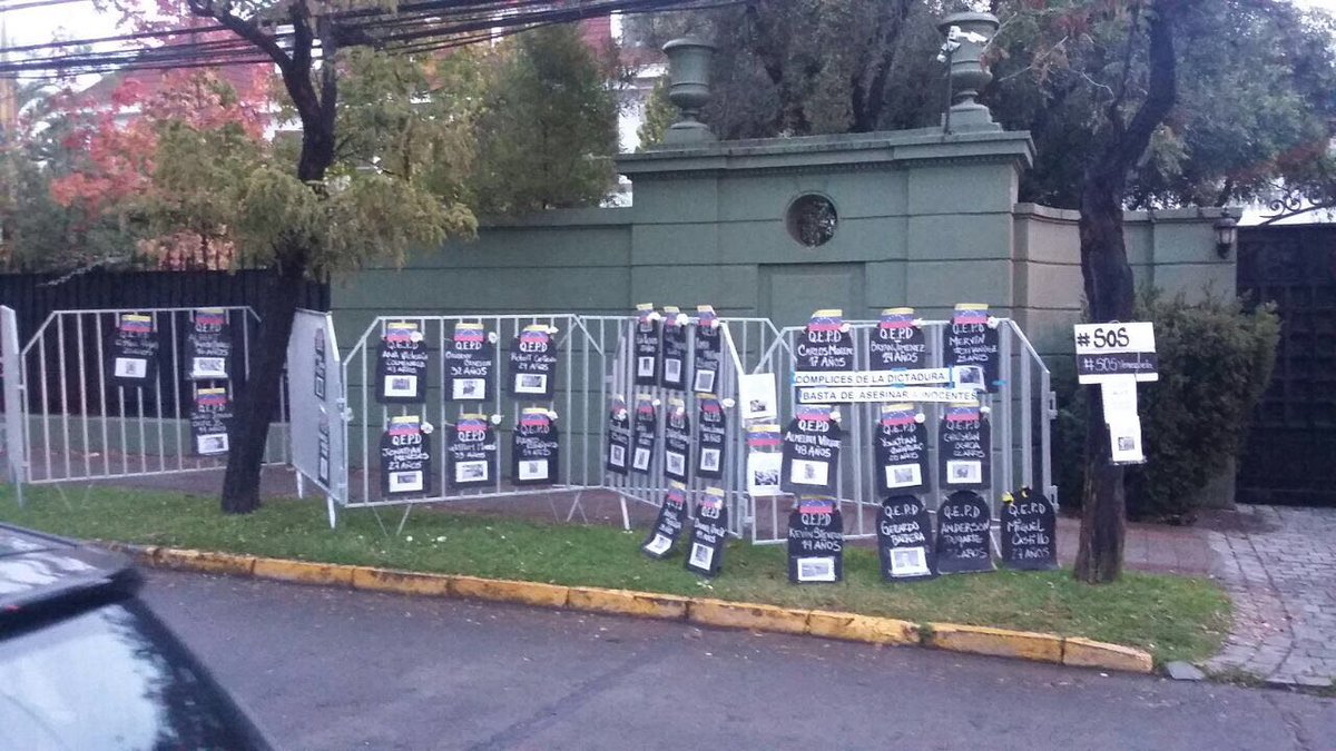AdolfoFloresP's tweet photo. NO + MUERTES | Así amaneció la embajada de Venezuela en Santiago de Chile. Latinoamerica repudia al gobierno asesino de Maduro #12May https://t.co/XTKHMvIclo