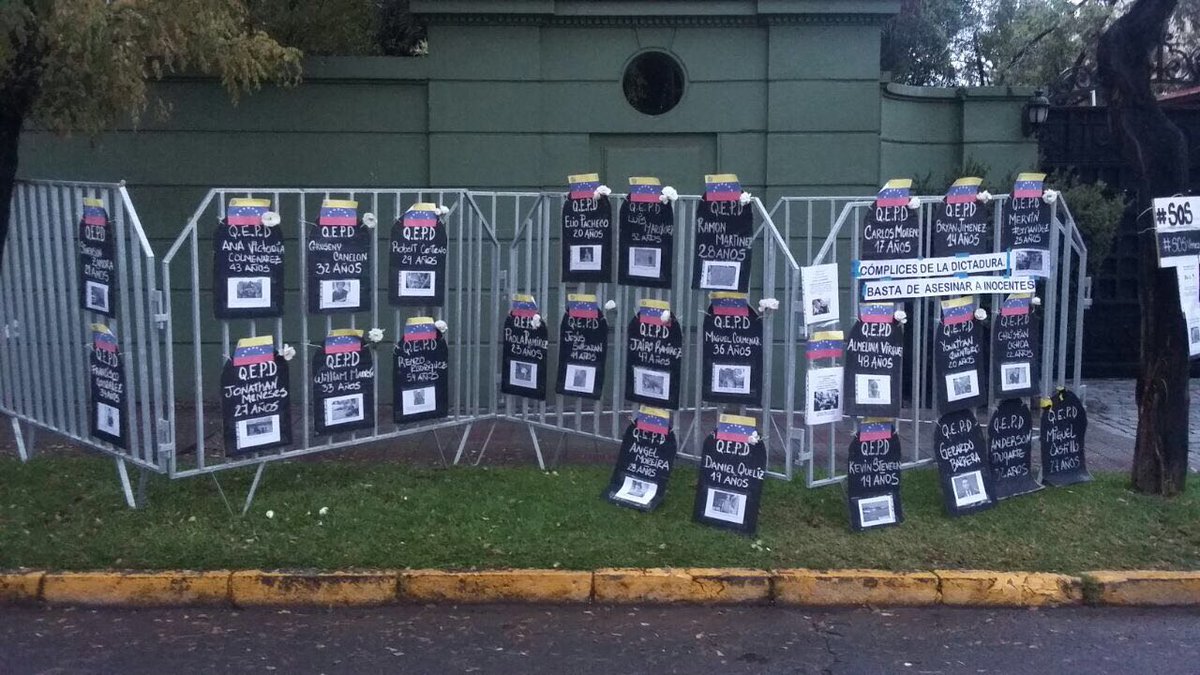 AdolfoFloresP's tweet photo. NO + MUERTES | Así amaneció la embajada de Venezuela en Santiago de Chile. Latinoamerica repudia al gobierno asesino de Maduro #12May https://t.co/XTKHMvIclo