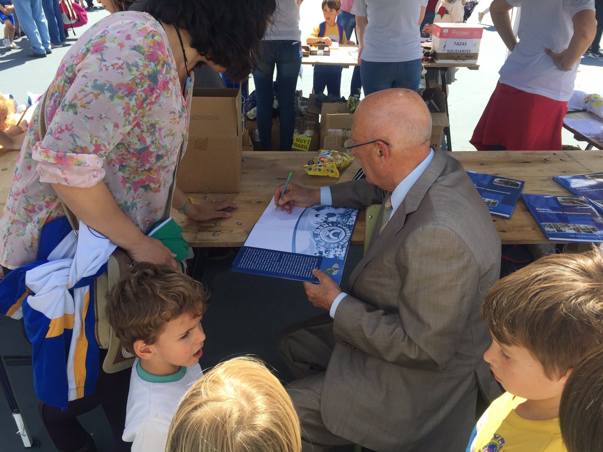 C_E_Marni's tweet photo. #MercadilloSolidario2017 #DJose disfrutando firmando libros https://t.co/Jk2xbI0V2z