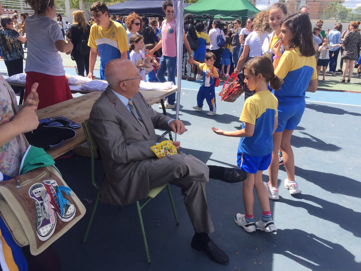 C_E_Marni's tweet photo. #MercadilloSolidario2017 #DJose disfrutando firmando libros https://t.co/Jk2xbI0V2z