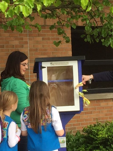 Kollingelem's tweet photo. Kolling's Free Little Library is officially open after Wednesday's ribbon cutting ceremony. THANK YOU ladies of Daisy Troop 15119! https://t.co/UjdSWm8IqE