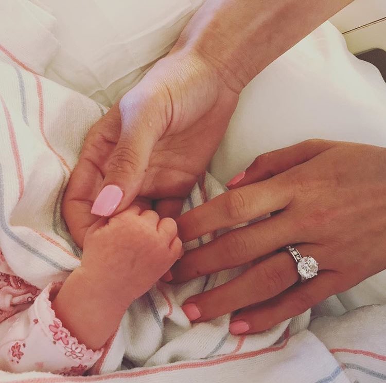 WomensQueens's tweet photo. This photo 😭😭😍😍❤️❤️❤️👶🏻 #WelcomeBirdie https://t.co/Dx13yXPyQu