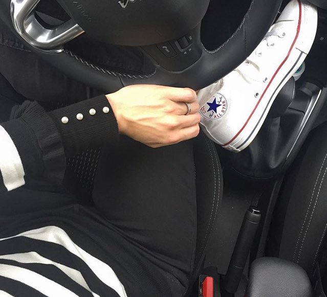 Bianca_neige's tweet photo. E così la ragazza fece appena in tempo a salire in auto che arrivo' il diluvio "cosa faccio?" E lì nacque il #lapselfie e moriró di fame qui https://t.co/1MX6vFt3RU