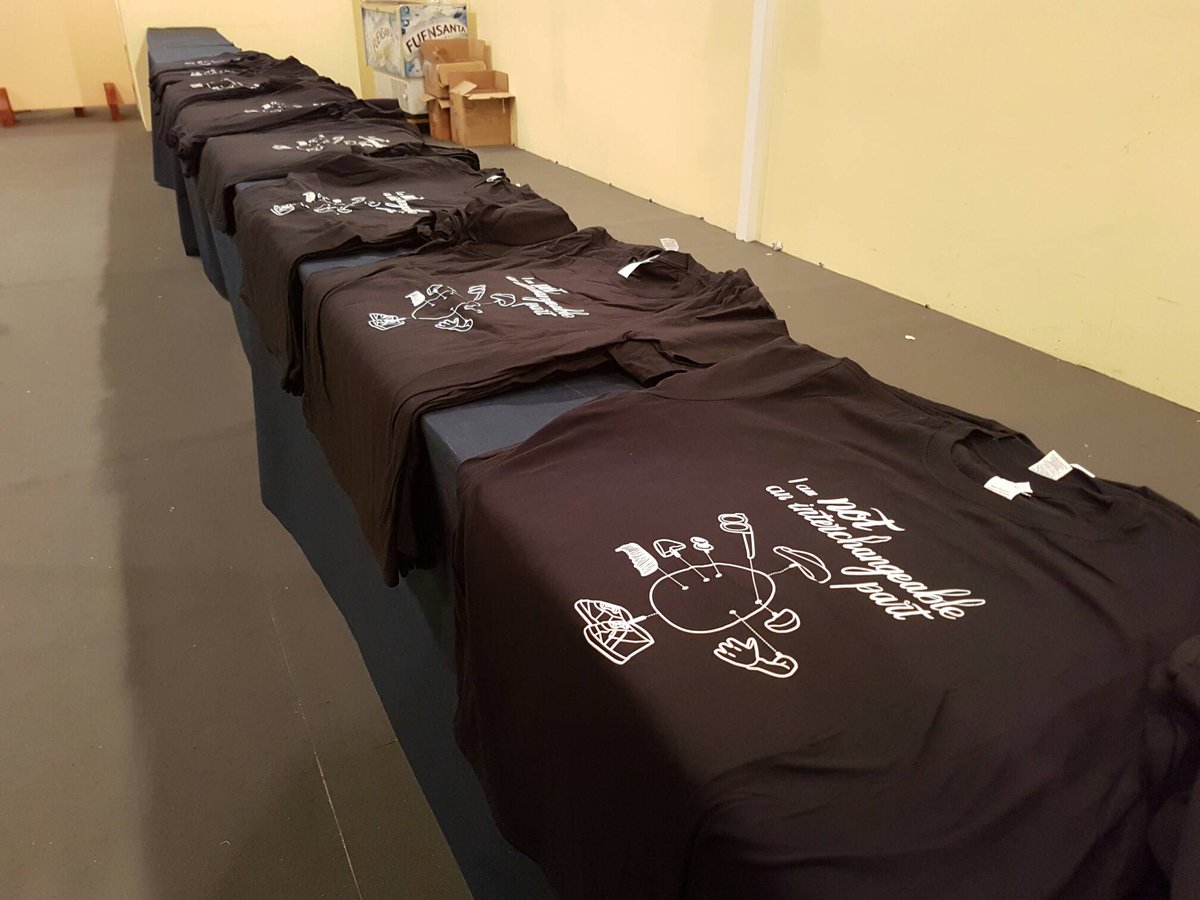rzamo's tweet photo. Hemos dejado algunas camisetas de #osoco junto a la entrada a vuestra disposición. Esperamos que os gusten #uxspain #uxspain17 https://t.co/WvWrIiWMAI