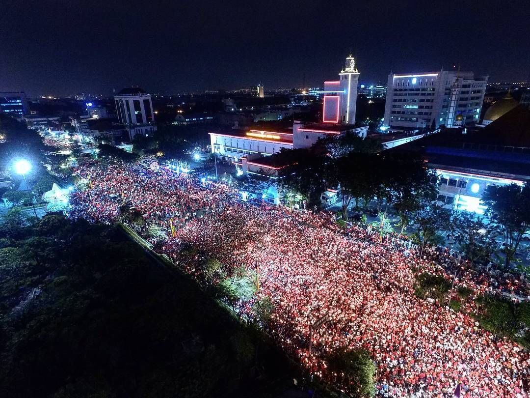 Amazing photos of candlelight vigil for Ahok in Surabaya tonight #1000Lilin