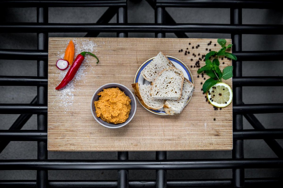 Maak het zelf: Pittige geroosterde paprikahummus van Salad &amp; The City!

goodfoodtour.nl/eat/pittige-ge…